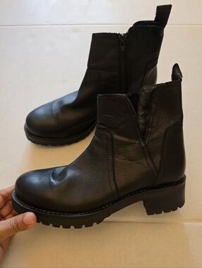 Miz Mooz Pookie Bootie In Black Leather Size 8.5 (39)